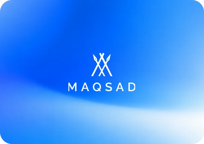 Обложка кейса Maqsad30: синий градиент с логотипом Maqsad